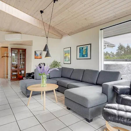 Beach Front Home In Tarm With Wifi Feriehus *