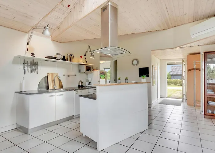 Dom wakacyjny Four-bedroom In *